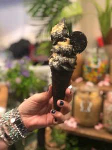 גלידה שחורה בגביע עם עוגייה