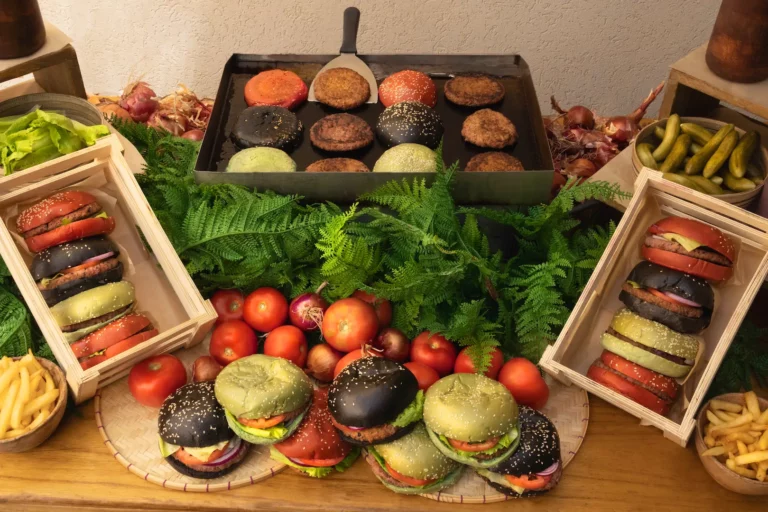 מיני המבורגרים בלחמניות צבעוניות